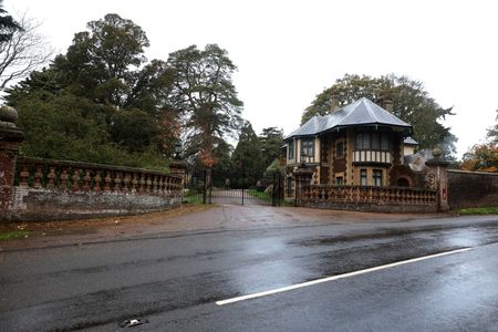 tagreuters.com2025binary_LYNXMPELA106Y-VIEWIMAGE